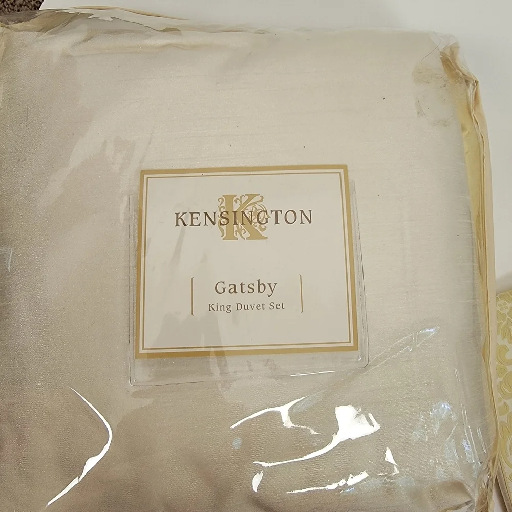 New In Package Kensigton King Size Gatsby Duvet Cover Set - Cream Gold 3 PIeces